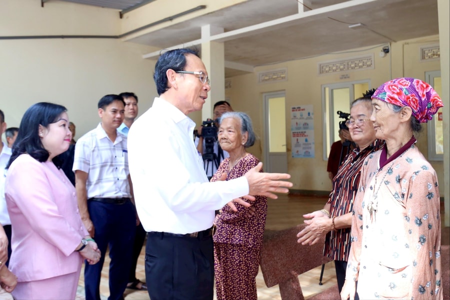 Ủy viên Bộ Chính trị Nguyễn Văn Nên thăm, tặng quà tại Trung tâm Bảo trợ xã hội và Trẻ em tỉnh Đắk Lắk