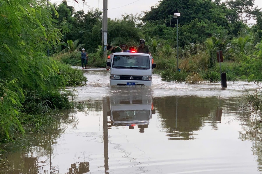 Lâm Đồng: Công an xã Hàm Thạnh kịp thời đưa học sinh vượt lũ đến trường an toàn