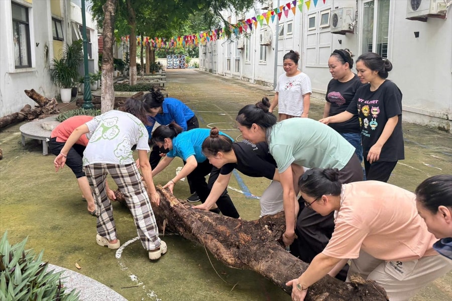 Hà Nội: Các trường khẩn trương vệ sinh lớp học sau bão số 10, đón học sinh trở lại