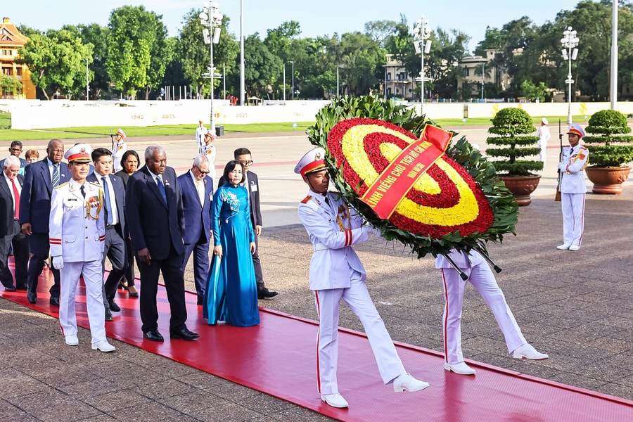 Chủ tịch Quốc hội Cuba vào Lăng viếng Chủ tịch Hồ Chí Minh