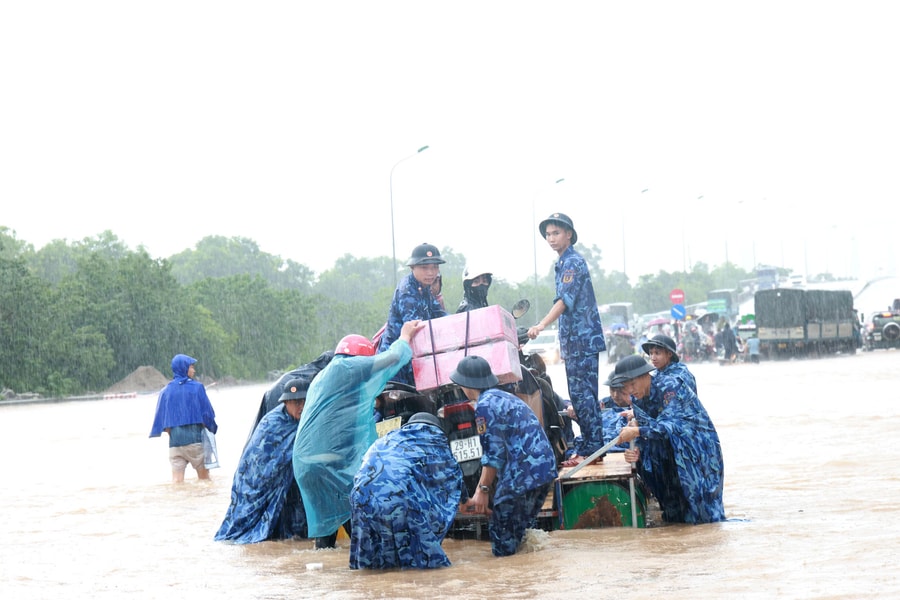 Thắm đượm tình quân dân trong mưa bão