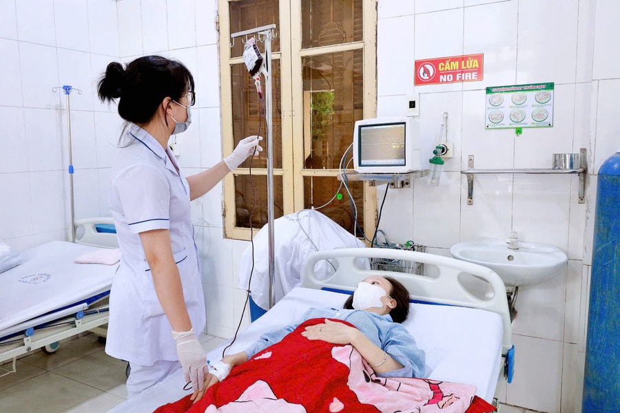 Bệnh nhân nguy kịch được cứu sống nhờ 3 cán bộ y tế hiến máu