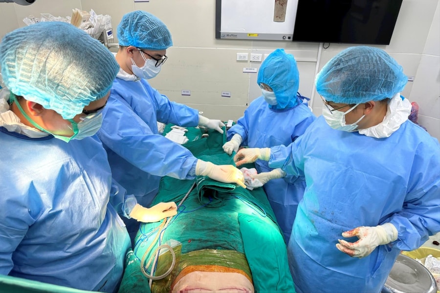 Ca phẫu thuật hơn 7 tiếng cứu bệnh nhân HIV gặp biến chứng khi thẩm mỹ tại cơ sở “chui”
