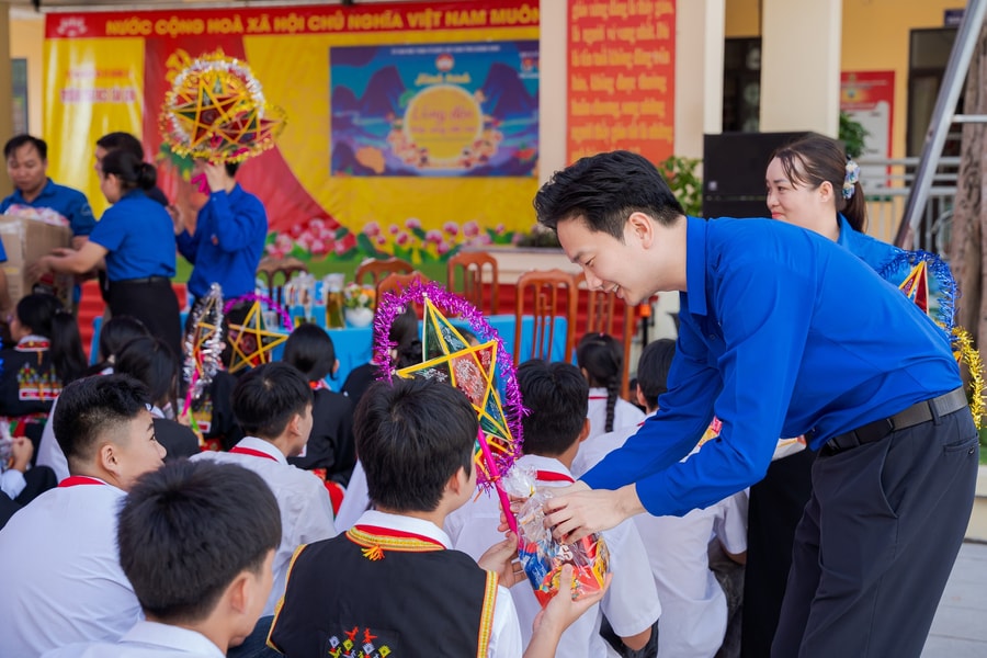 “Lồng đèn thắp sáng ước mơ” – gửi mùa trăng trọn vẹn đến thiếu nhi Quảng Ninh