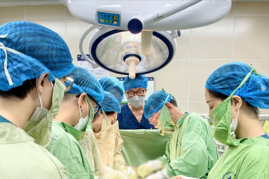 Phẫu thuật thành công khối u xơ tử cung khổng lồ trọng lượng 3,2kg