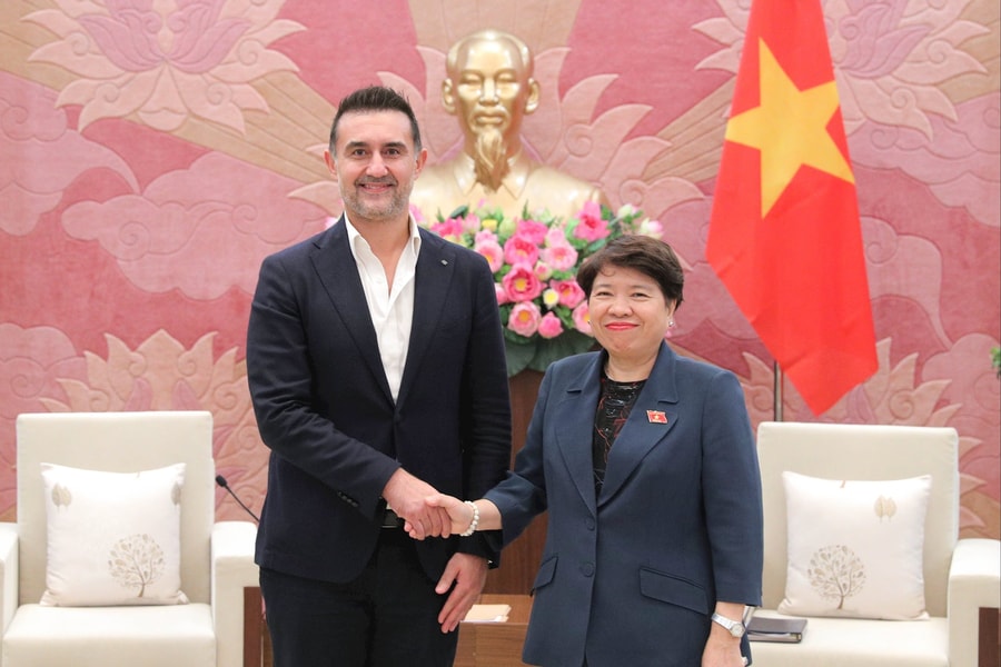 Chủ tịch Nhóm Nghị sĩ hữu nghị Việt Nam - Pháp Nguyễn Thúy Anh tiếp Tổng Giám đốc Sanofi - Aventis Việt Nam