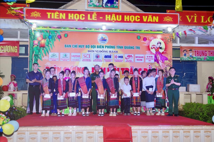 1.300 suất quà đến với thiếu nhi Việt - Lào trong “Đêm hội trăng rằm” nơi biên cương