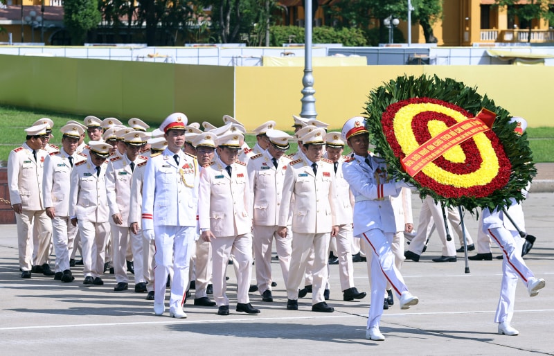 Đoàn đại biểu Đảng ủy Công an Trung ương, Bộ Công an vào Lăng viếng Bác