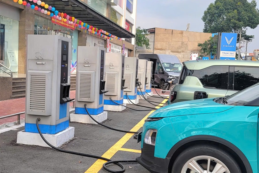 TP. Hồ Chí Minh: Chấp thuận lắp trạm sạc ô tô tại các vị trí lòng đường đang cho đỗ xe có thu phí