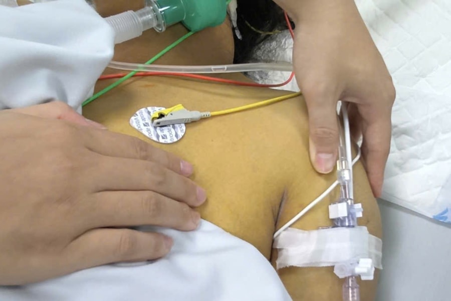 Người phụ nữ sốt cao 40 độ C, suy đa tạng vì loại vi khuẩn nguy hiểm thường gặp mùa bão lũ