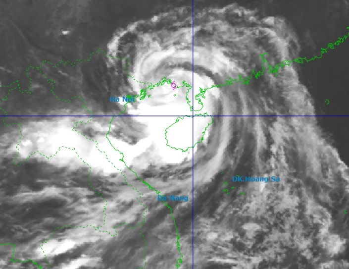 Cập nhật: Bão số 11 MATMO di chuyển vào vịnh Bắc Bộ, cách Móng Cái (Quảng Ninh) khoảng 110km