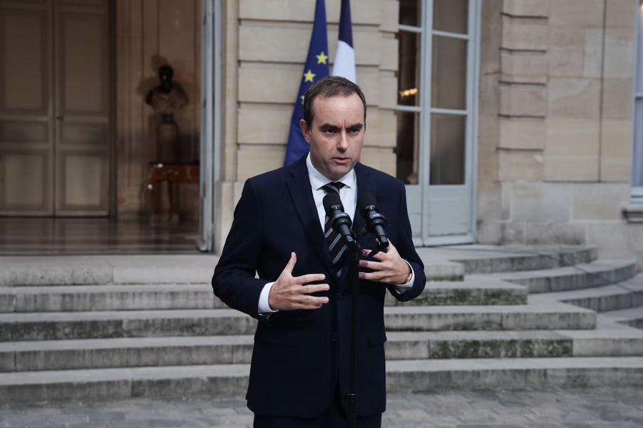 Thủ tướng Pháp bất ngờ từ chức, chính trường Paris rơi vào khủng hoảng mới