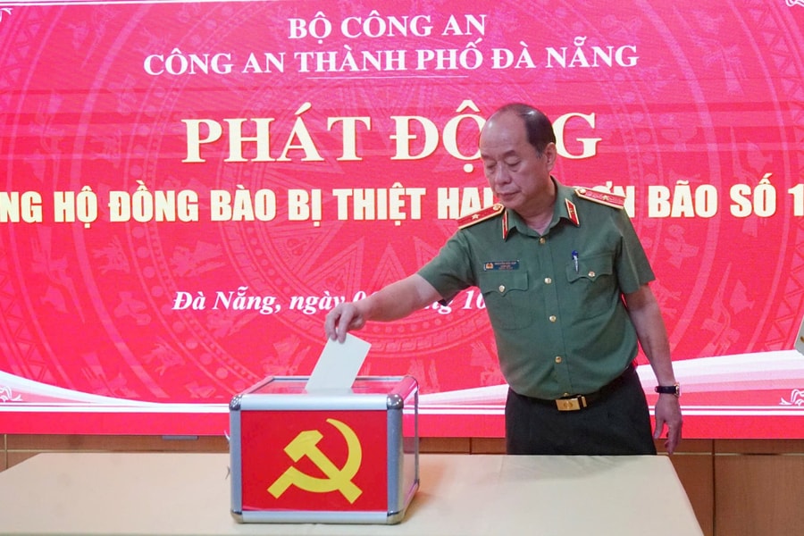 Công an Đà Nẵng chung tay ủng hộ đồng bào bị thiệt hại do bão số 10