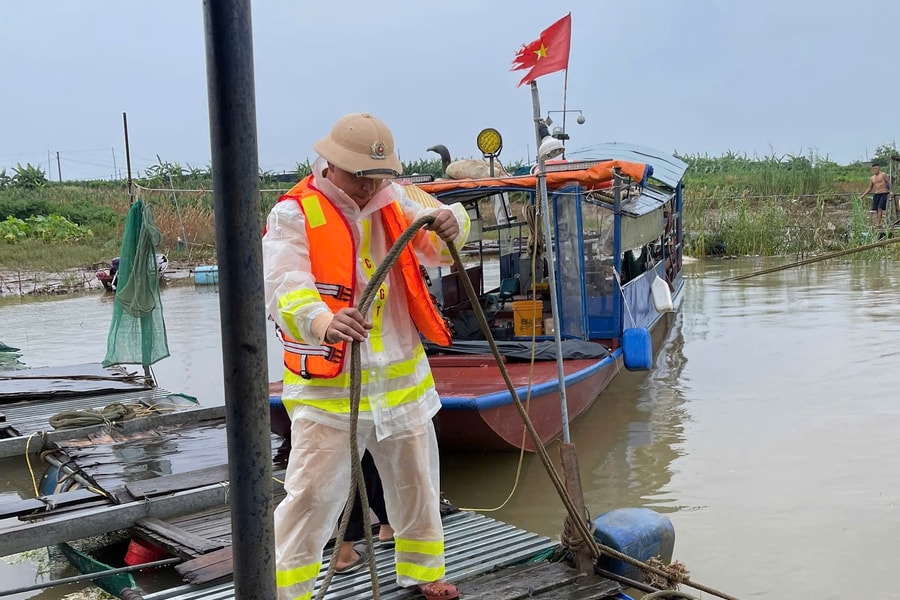 Cảnh sát đường thủy Hà Nội ứng trực trên sông, hỗ trợ Nhân dân phòng chống bão Matmo