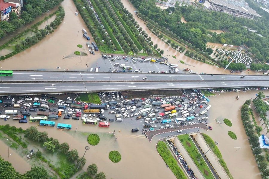 Hà Nội mưa lớn ngày 7/10, nhiều tuyến phố lại thành “biển nước”, giao thông tê liệt