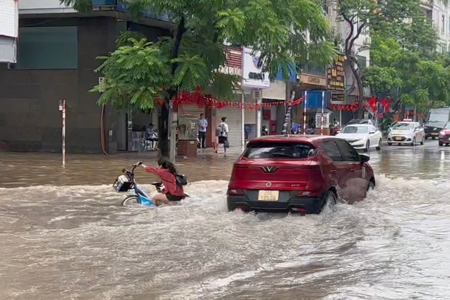 Cận cảnh các tuyến phố Hà Nội ngập sâu sau trận mưa lớn