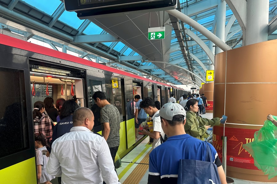 Đổ xô sử dụng phương tiện công cộng trong ngày ngập lụt