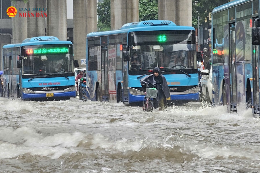 Hàng loạt xe máy "đuối sức" trong biển nước tại Hà Nội