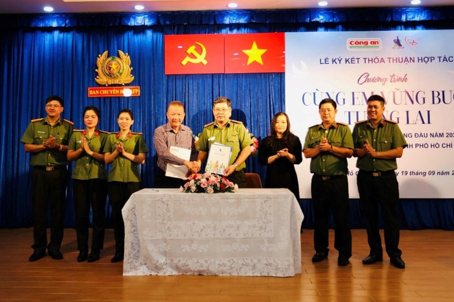 Tân Hiệp Phát trao hơn 9 tỉ đồng tiếp sức con em chiến sĩ công an TP.Hồ Chí Minh đến trường