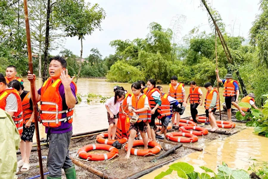 Thái Nguyên: Cứu hộ khẩn cấp 270 học sinh mắc kẹt trong trường học bị cô lập