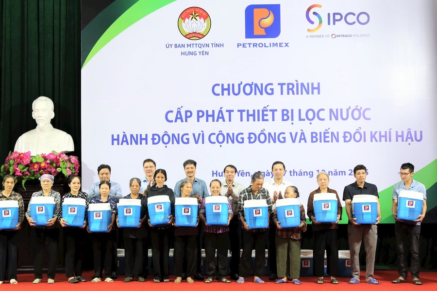 Petrolimex trao 1.100 bình lọc nước và ủng hộ 1 tỷ đồng tới người dân trên địa bàn tỉnh Hưng Yên