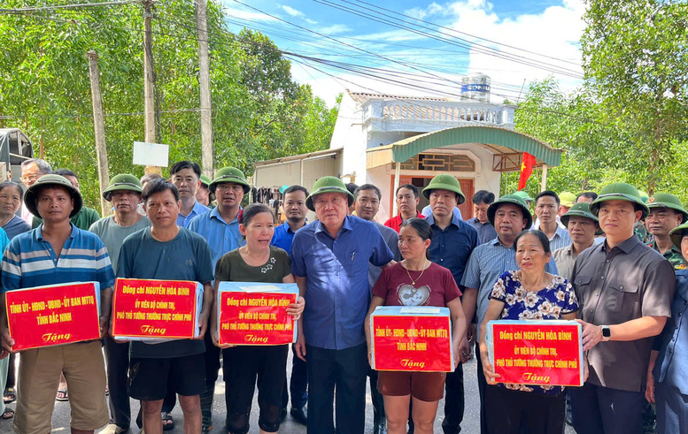 Phó Thủ tướng Thường trực Chính phủ Nguyễn Hoà Bình kiểm tra, chỉ đạo khắc phục hậu quả mưa lũ tại Bắc Ninh