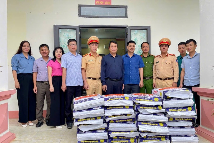 Phòng Cảnh sát giao thông Công an tỉnh Lào Cai hỗ trợ người dân khắc phục hậu quả thiên tai