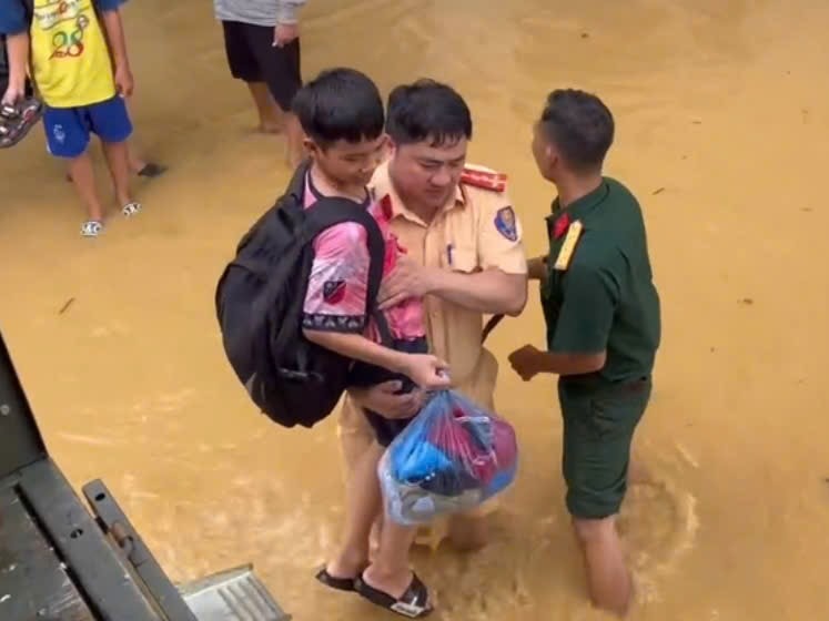 Hà Nội: Cảnh sát đường thuỷ sơ tán người dân vùng hạ lưu sông Cầu do lũ lớn