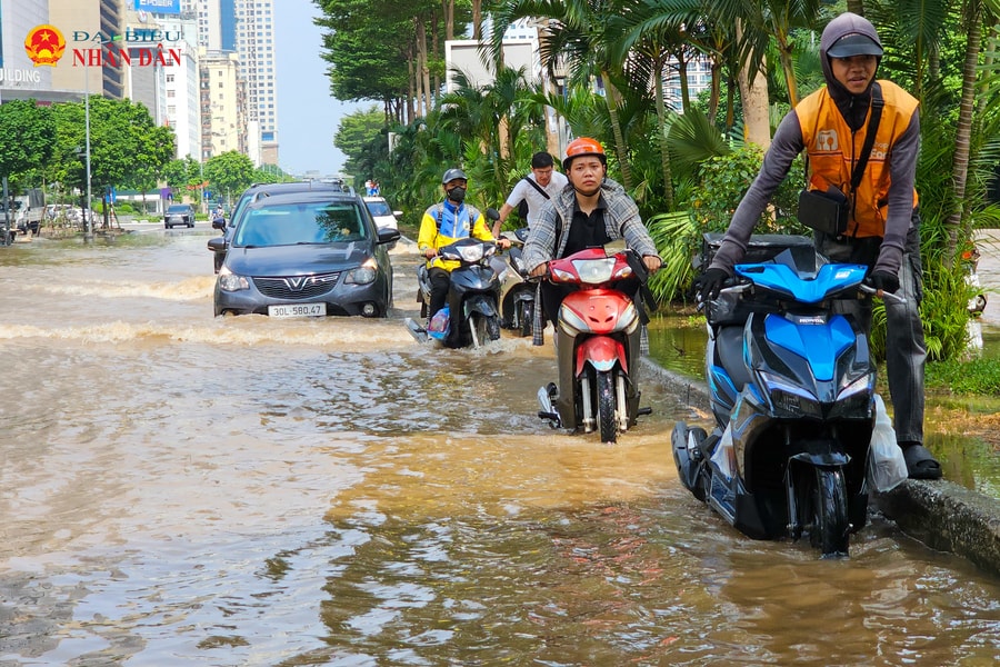 Hà Nội: Nhiều điểm vẫn ngập sâu sau bão Matmo