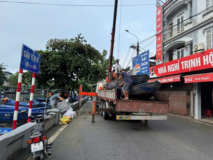 Xã Hương Sơn (Hà Nội) huy động đò, thuyền hỗ trợ vùng lũ miền Bắc