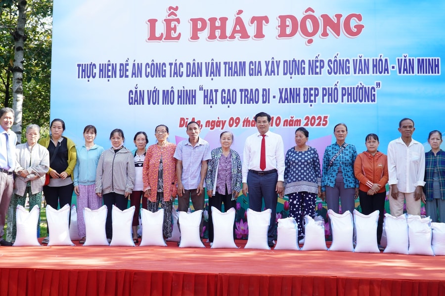 TP. Hồ Chí Minh: Phường Dĩ An thực hiện mô hình "Hạt gạo trao tay - xanh đẹp phố phường"