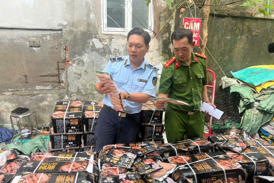 Cảnh sát Kinh tế Hà Nội ngăn chặn gần 1,7 tấn xúc xích không rõ nguồn gốc "tuồn" ra thị trường