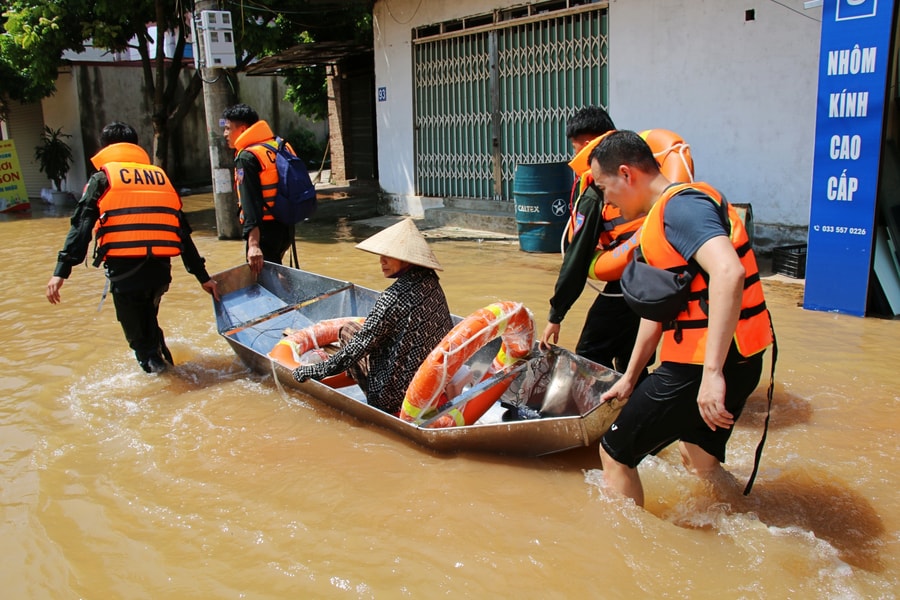 Công an xã Trung Giã triển khai khẩn cấp ứng phó ngập lụt, bảo đảm an toàn tính mạng và tài sản cho Nhân dân