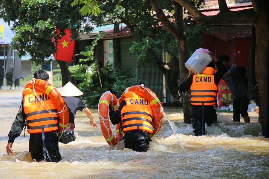 Công an cơ sở nỗ lực hỗ trợ Nhân dân ứng phó với mưa lũ