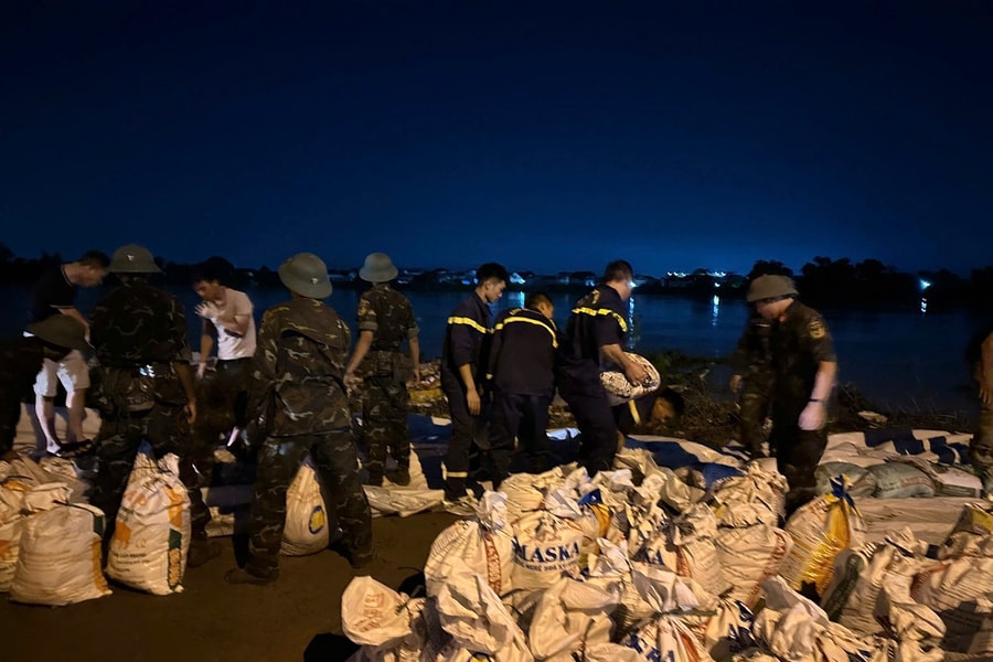 Công an tỉnh Bắc Ninh xuyên đêm hộ đê, bảo đảm an toàn cho người dân trong mưa lũ