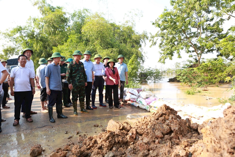 Hà Nội: Nước sông Cầu rút dần, người dân chuẩn bị sẵn sàng dọn dẹp nhà cửa