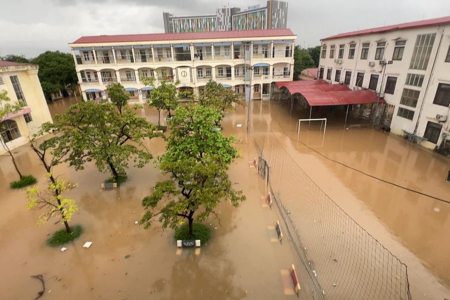 Hà Nội: Một trường học vẫn đóng cửa liên tiếp 10 ngày vì nước chưa rút
