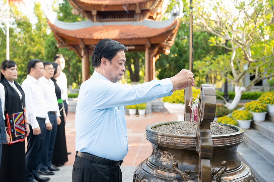 Phó Chủ tịch Quốc hội Lê Minh Hoan dâng hương tại Đền thờ Bác Hồ, tỉnh Sơn La