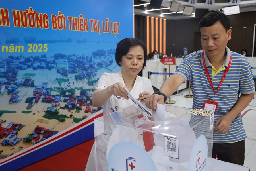 Bệnh viện Đại học Y Hà Nội quyên góp ủng hộ đồng bào vùng lũ