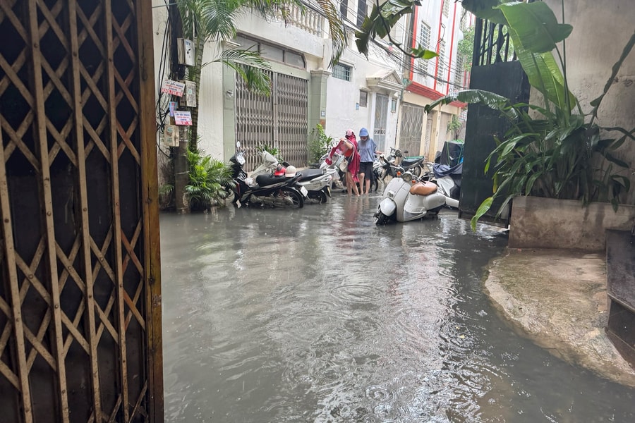 Hà Nội: Chỉ mưa 20 phút, ngõ dân sinh đã ngập sâu nước cống