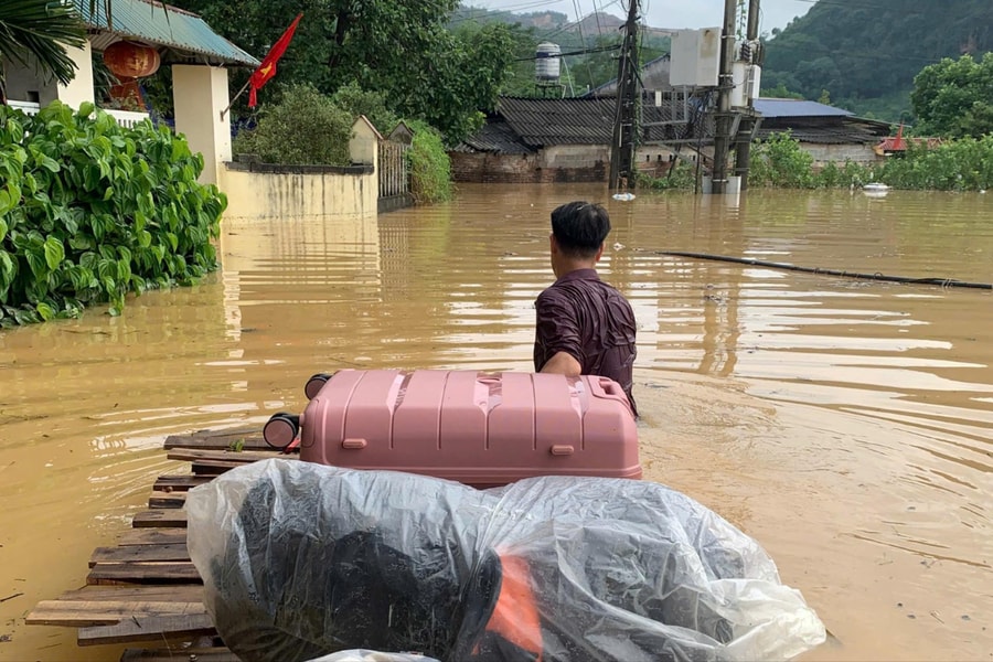 Thái Nguyên: Cảm động người cha dầm mình vượt lũ đưa con ra sân bay đi du học