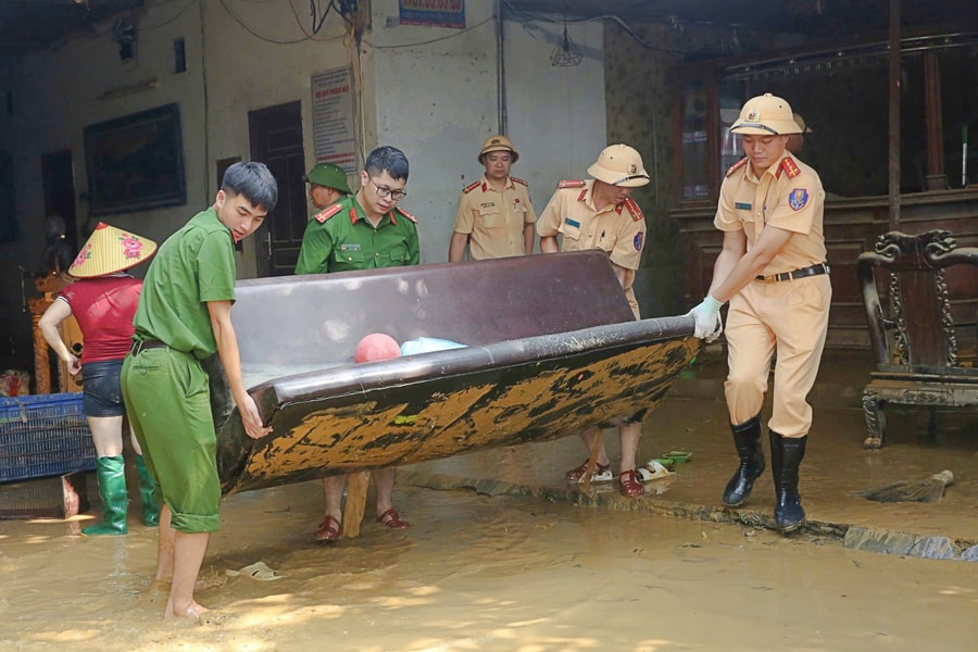 Công an Hà Nội “đội nắng, dầm bùn”, tổng lực giúp Nhân dân xã Trung Giã tái thiết lại cuộc sống