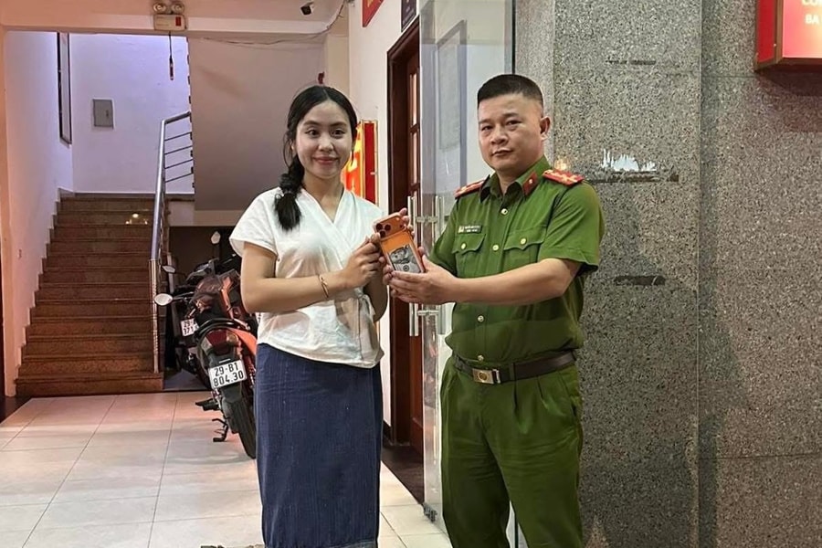 Công an phường Ba Đình “thần tốc” giúp nữ sinh Lào tìm lại tài sản bị mất
