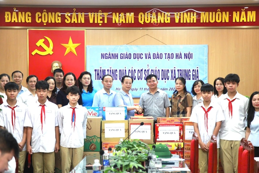 Hà Nội: Ngành Giáo dục trao tặng 40 tấn hàng hỗ trợ 2 xã thiệt hại sau cơn bão số 11