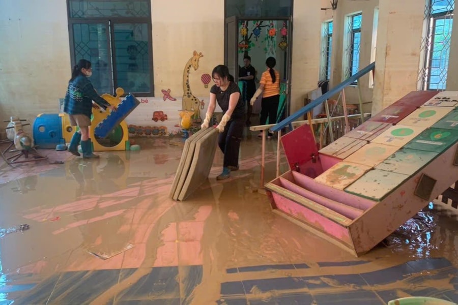 Các trường học ở Thái Nguyên tích cực dọn bùn sau lũ, đón học sinh đi học trở lại