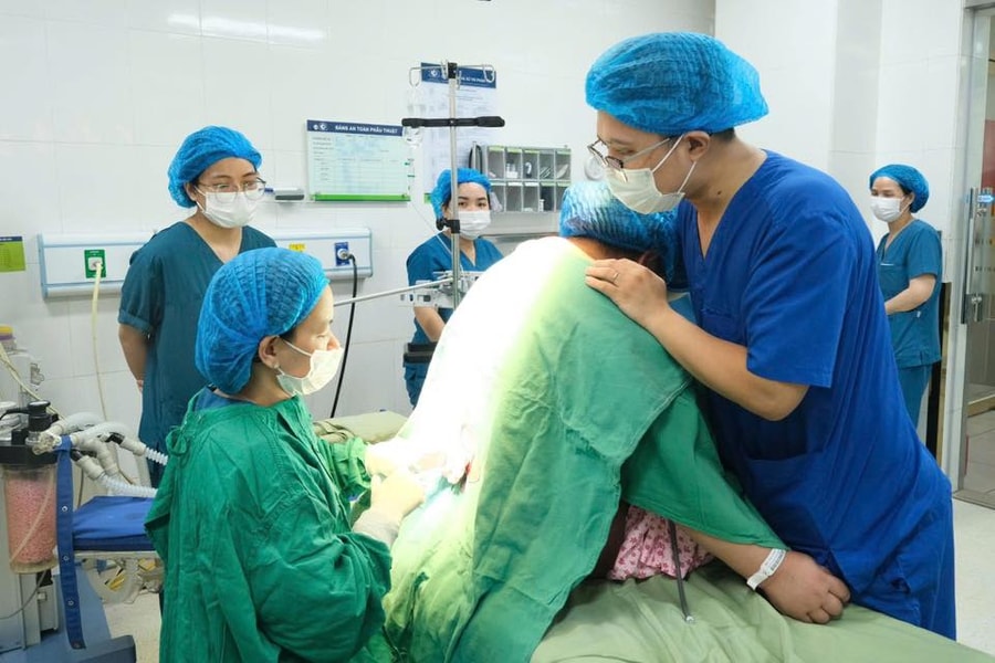 Ca mổ thách thức cho sản phụ nặng 115kg nhiều bệnh lý nền nguy hiểm