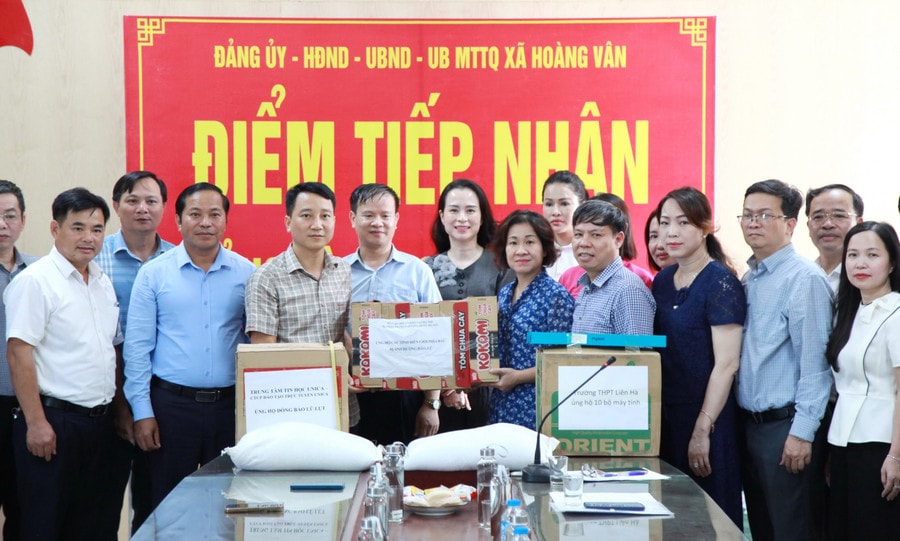 Ngành GD-ĐT Hà Nội trao hơn 100 tấn hàng hỗ trợ trường học vùng mưa lũ Bắc Ninh