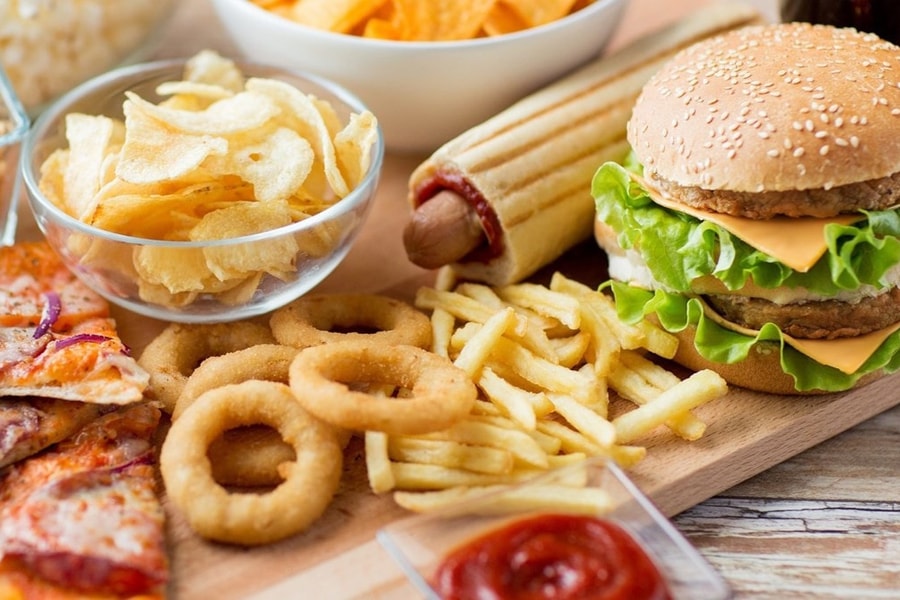 Những thói quen ăn uống quen thuộc âm thầm gây hại sức khỏe