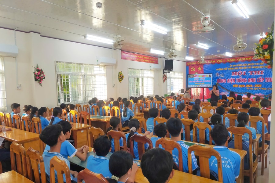 Đặt cán bộ quản lý, giáo viên vào trung tâm phát triển giáo dục vùng khó