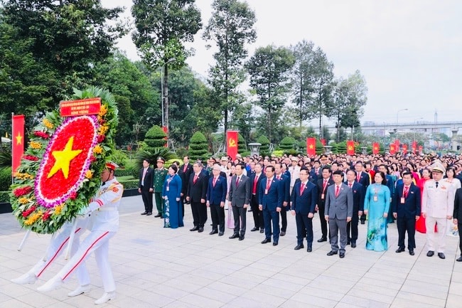 Đoàn đại biểu dự Đại hội Đại biểu Đảng bộ TP. Hồ Chí Minh dâng hương các Anh hùng Liệt sĩ